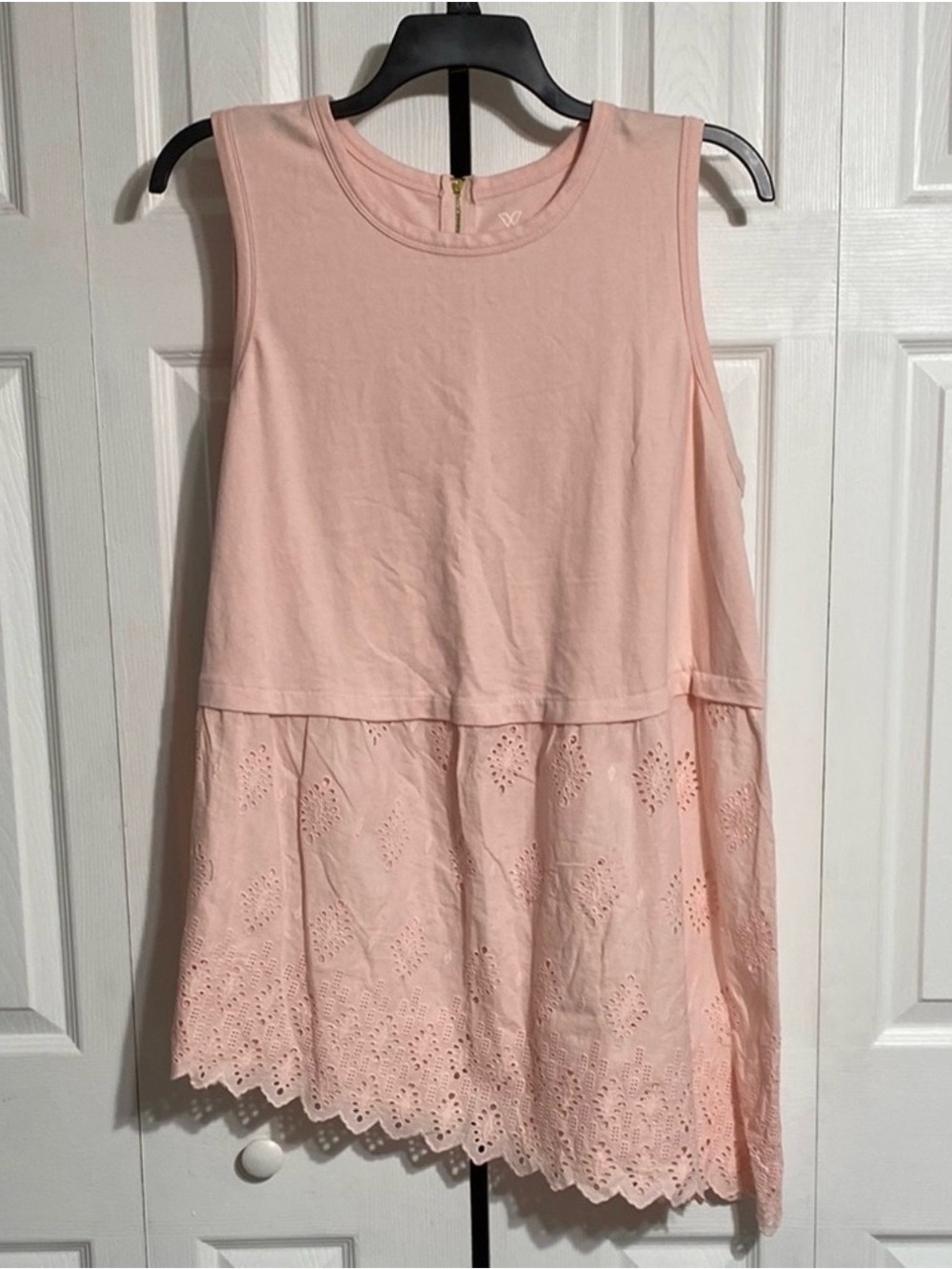 LIVI Lane Bryant cotton blend Pink Eyelet Lace Trim
Asymmetrical Hem top 18 / 20